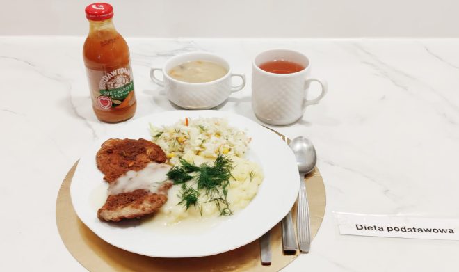 Obiad na diecie podstawowej: panierowany kotlet z sosem, puree ziemniaczane z koperkiem, surówka z kapusty, zupa, herbata i sok marchwiowy.