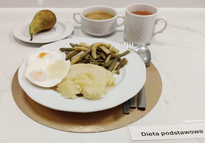 Obiad w diecie podstawowej: ziemniaki, jajka sadzone i fasolka szparagowa, podane z zupą, herbatą i gruszką