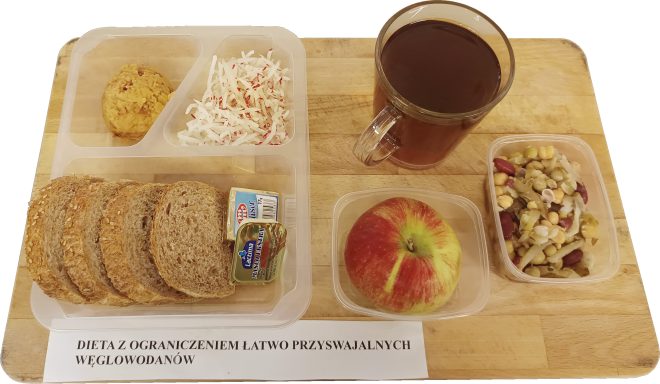 Śniadanie w diecie z ograniczeniem łatwo przyswajalnych węglowodanów: pieczywo razowe, pasta jajeczna, surówka z białej rzodkwi, masło, jabłko, sałatka z roślin strączkowych oraz herbata