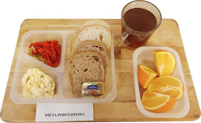 Śniadanie w diecie podstawowej: twarożek, sałatka z papryki, kromki pieczywa pszennego i razowego z masłem, cząstki pomarańczy oraz herbata