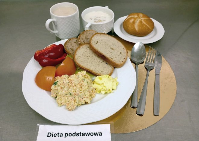 Śniadanie na diecie podstawowej: pasta warzywno-jajeczna, pieczywo pszenne, masło, papryka i pomidor, napój mleczny oraz zupa mleczna
