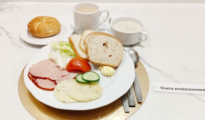 Śniadanie na diecie podstawowej: pieczywo pszenne, wędlina, ser żółty, warzywa, masło, napój mleczny oraz zupa mleczna