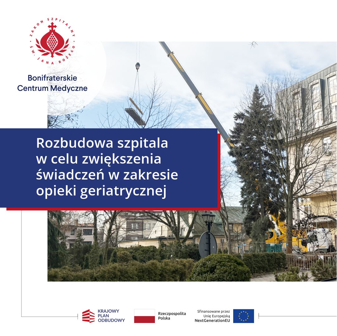 Grafika informacyjna Bonifraterskiego Centrum Medycznego przedstawiająca rozbudowę szpitala – na zdjęciu widoczny jest teren budowy z dźwigiem montującym element konstrukcyjny przy budynku szpitalnym. Na grafice znajduje się napis: „Rozbudowa szpitala w celu zwiększenia świadczeń w zakresie opieki geriatrycznej” oraz logotypy Bonifraterskiego Centrum Medycznego, Krajowego Planu Odbudowy, Rzeczypospolitej Polskiej i Unii Europejskiej (NextGenerationEU)"