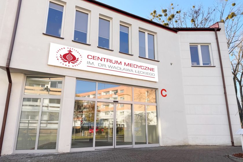 Grafika przedstawiająca budynek Bonifraterskiego Centrum Medycznego im. dr. Wacława Łęckiego. Na elewacji widoczny szyld z nazwą placówki. Na grafice umieszczono napis: „10-lecie Centrum Medycznego im. dr. Wacława Łęckiego” oraz logo Zakonu Bonifratrów