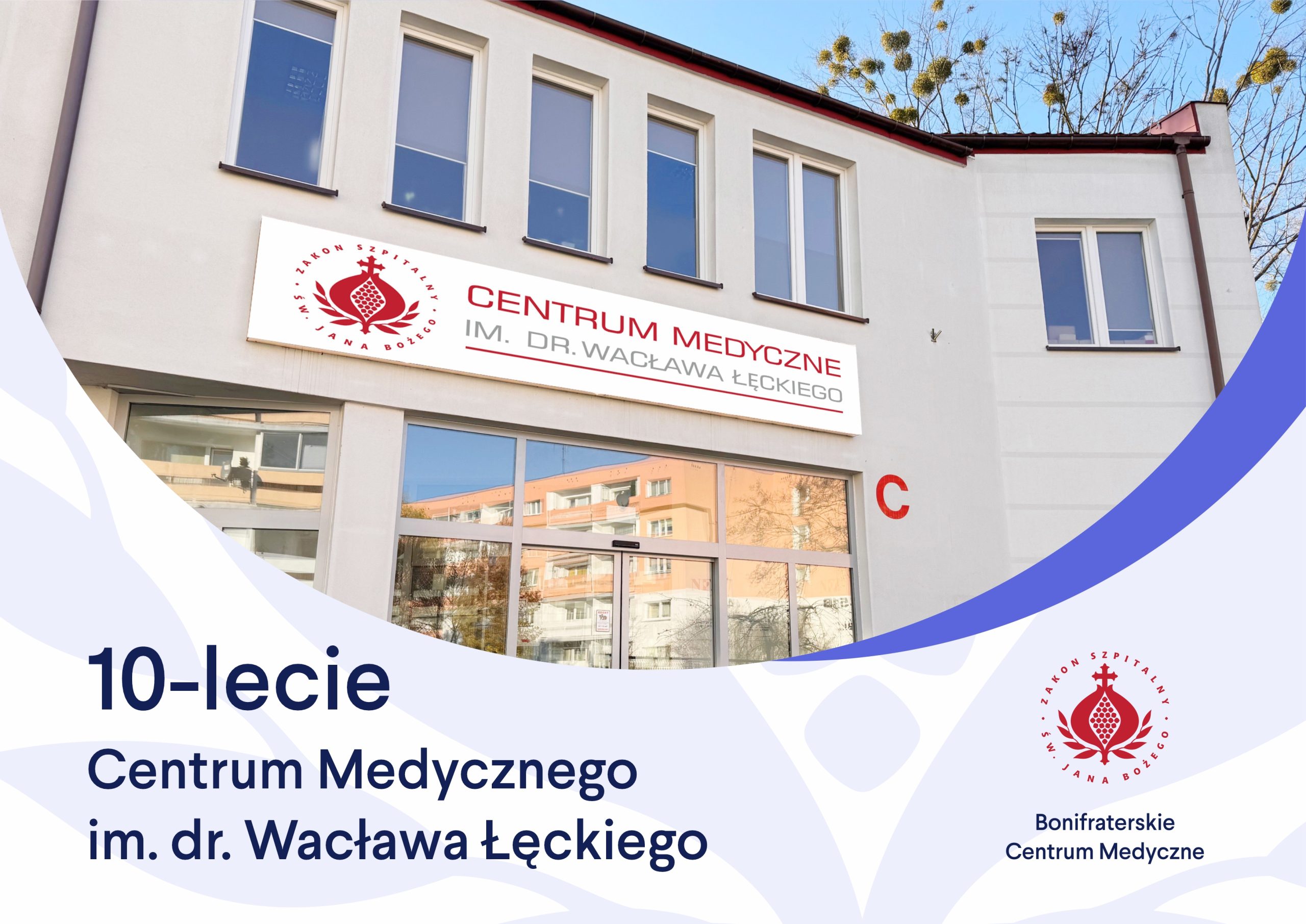 Grafika przedstawiająca budynek Bonifraterskiego Centrum Medycznego im. dr. Wacława Łęckiego. Na elewacji widoczny szyld z nazwą placówki. Na grafice umieszczono napis: „10-lecie Centrum Medycznego im. dr. Wacława Łęckiego” oraz logo Zakonu Bonifratrów