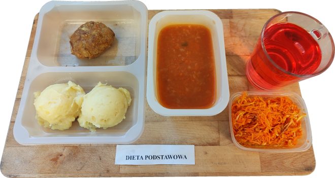 Obiad w diecie podstawowej: kotlet mielony, puree ziemniaczane, zupa pomidorowa, surówka z marchwi oraz kompot, podane na tacy