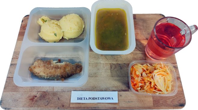 Obiad w diecie podstawowej: panierowany filet drobiowy, puree ziemniaczane, zupa jarzynowa, surówka z kapusty i marchewki oraz kompot, podane na tacy