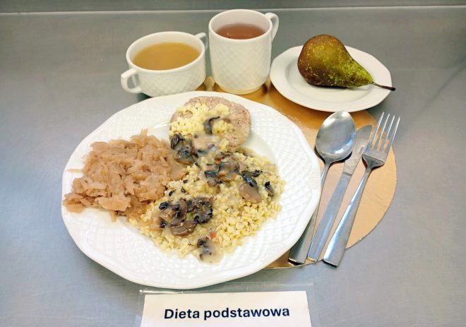 Obiad w diecie podstawowej: kasza jęczmienna z sosem grzybowym, porcja mięsa mielonego oraz kapusta zasmażana. W zestawie zupa, herbata oraz gruszka