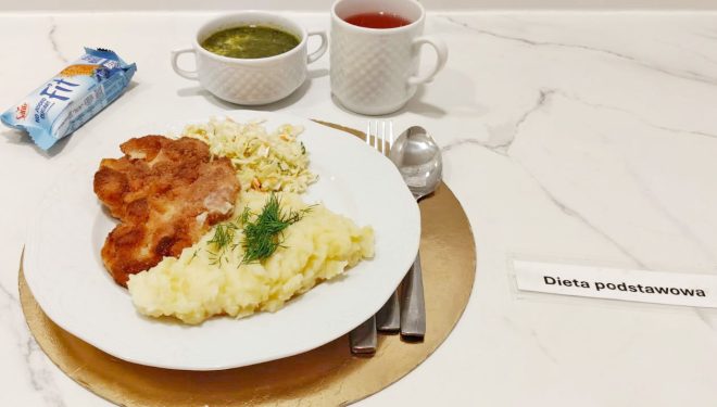 Obiad w diecie podstawowej: kotlet panierowany, ziemniaki puree, surówka z kapusty oraz zupa szczawiowa, podane z napojem owocowym i ciasteczkami FIT
