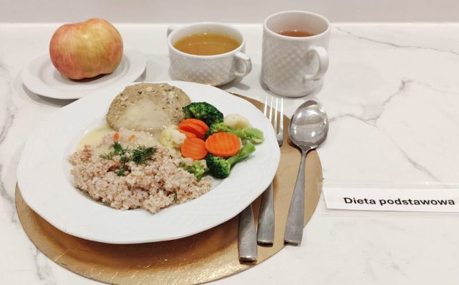 Obiad w diecie podstawowej: pulpet w sosie, kasza, gotowane warzywa – brokuł, marchew i kalafior – oraz zupa klarowna, z jabłkiem jako dodatkiem