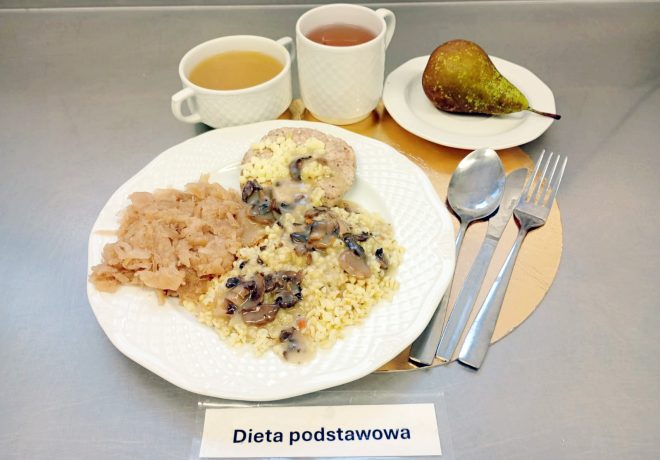 Obiad w diecie podstawowej: kasza jęczmienna z sosem grzybowym, roladka mięsna, kapusta zasmażana, zupa, herbata i gruszka.