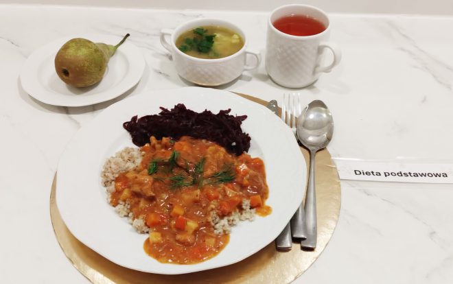 Obiad w diecie podstawowej: kasza z warzywnym sosem pomidorowym, surówka z czerwonej kapusty, zupa jarzynowa, herbata oraz gruszka jako dodatek