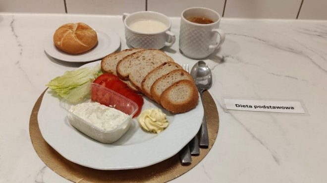 Śniadanie w diecie podstawowej: kanapki z pieczywa razowego z wędliną, serem żółtym, sałatą i papryką, bułka pszenna, kawa zbożowa oraz zupa mleczna.