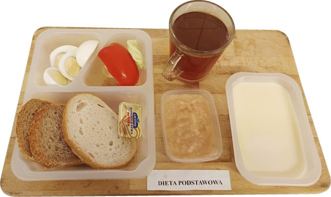 Śniadanie na diecie podstawowej: pieczywo jasne i razowe z masłem, jajko na twardo, papryka i sałata, mus jabłkowy, herbata oraz jasna zupa mleczna, podane w pojemnikach cateringowych