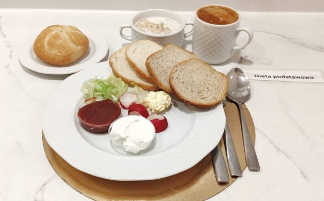 Śniadanie w diecie podstawowej: pieczywo pszenne i razowe, twarożek, masło, sałata, rzodkiewki i sos pomidorowy, podane z kawą zbożową oraz zupą mleczną