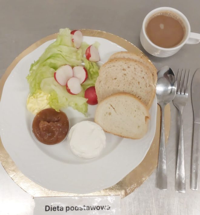 Śniadanie w diecie podstawowej: pieczywo pszenne, twaróg, sałata z rzodkiewką, masło, dżem oraz kawa z mlekiem