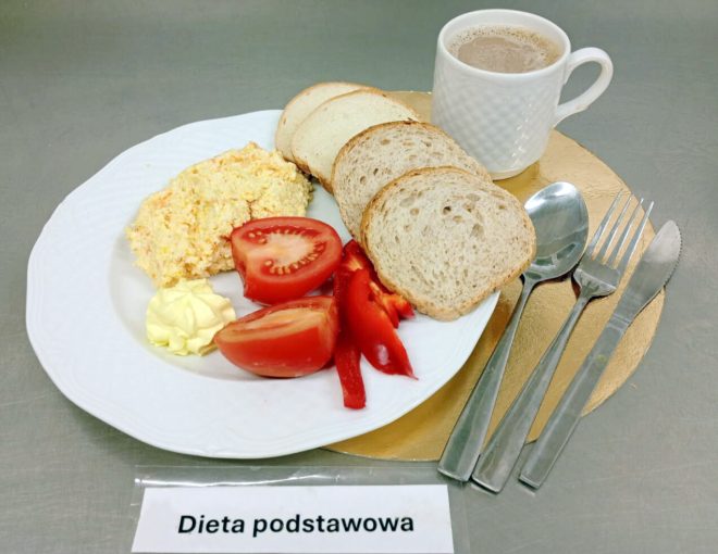 Śniadanie w diecie podstawowej: pieczywo pszenne, pasta jajeczna, pomidor, papryka, masło oraz kawa z mlekiem