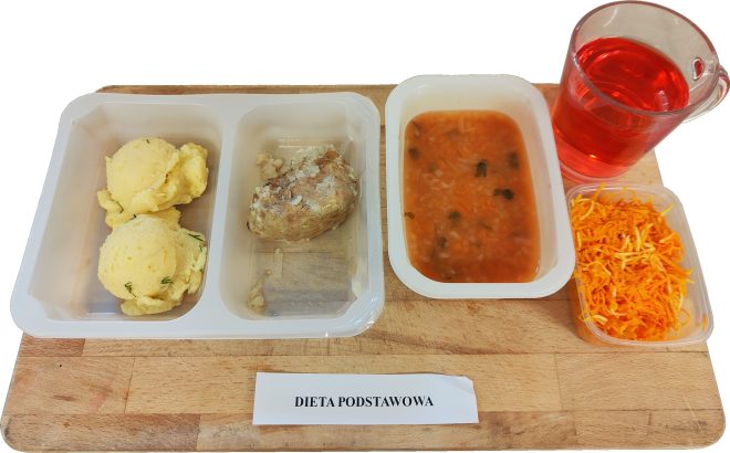 Posiłek w diecie podstawowej: puree ziemniaczane, porcja mięsa w sosie, zupa pomidorowa z makaronem, surówka z marchewki oraz czerwony napój podane na tacy