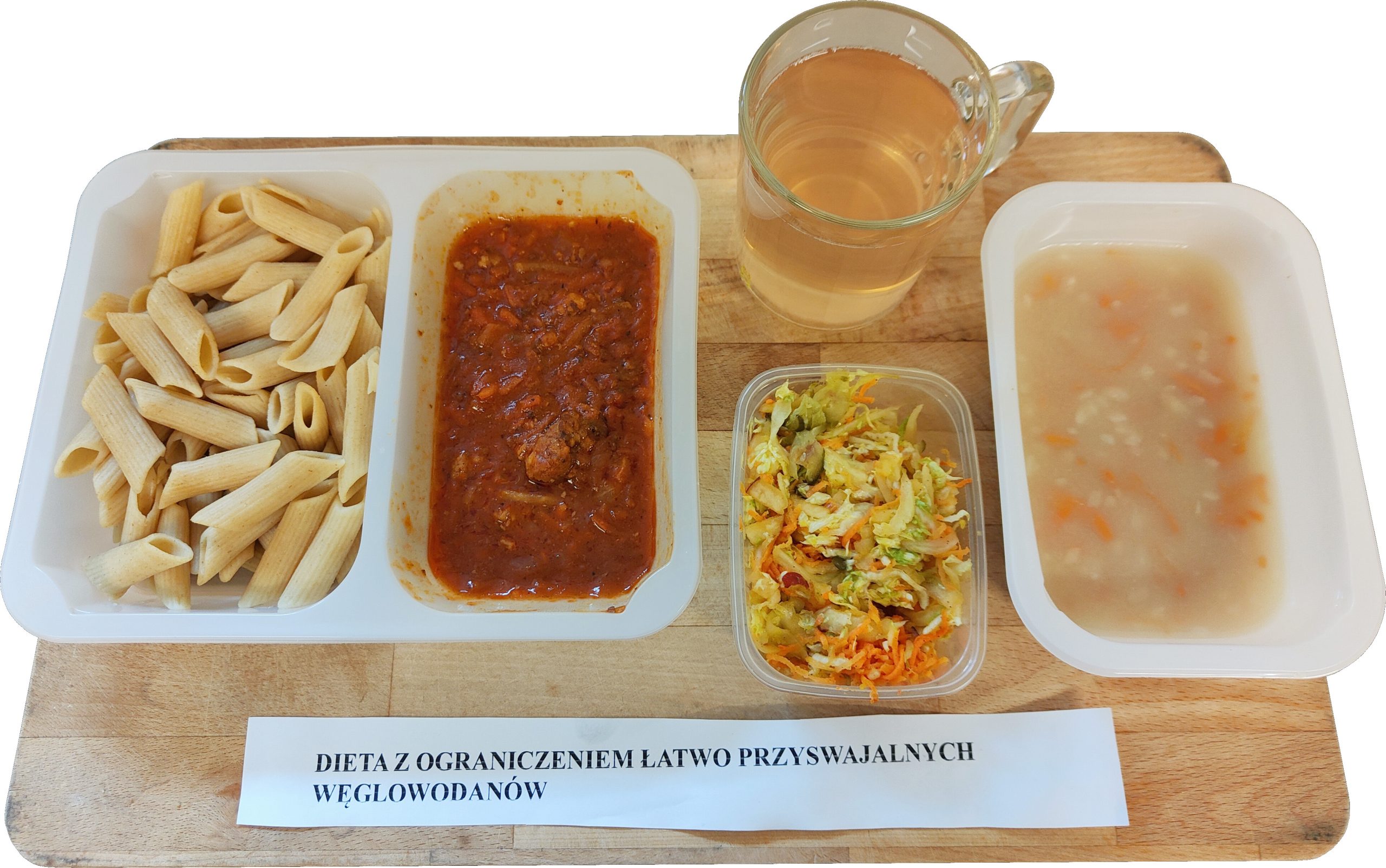 Obiad w diecie z ograniczeniem łatwo przyswajalnych węglowodanów: makaron pełnoziarnisty z sosem mięsnym, surówka z kapusty i marchewki, zupa jarzynowa oraz napój