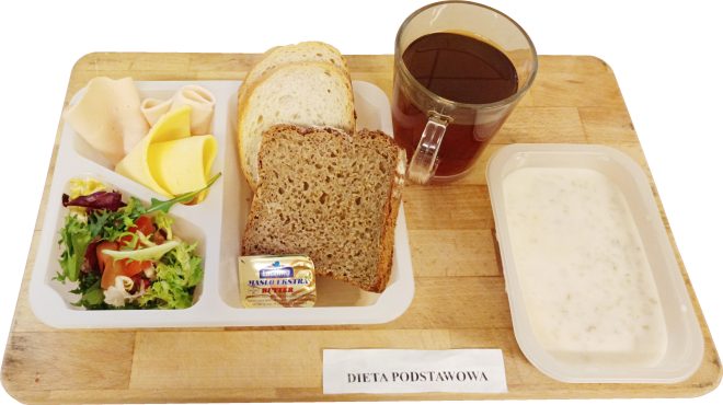 Śniadanie w diecie podstawowej: pieczywo mieszane, plasterki sera i wędliny drobiowej, mała sałatka warzywna, masło, herbata oraz porcja białej zupy mlecznej