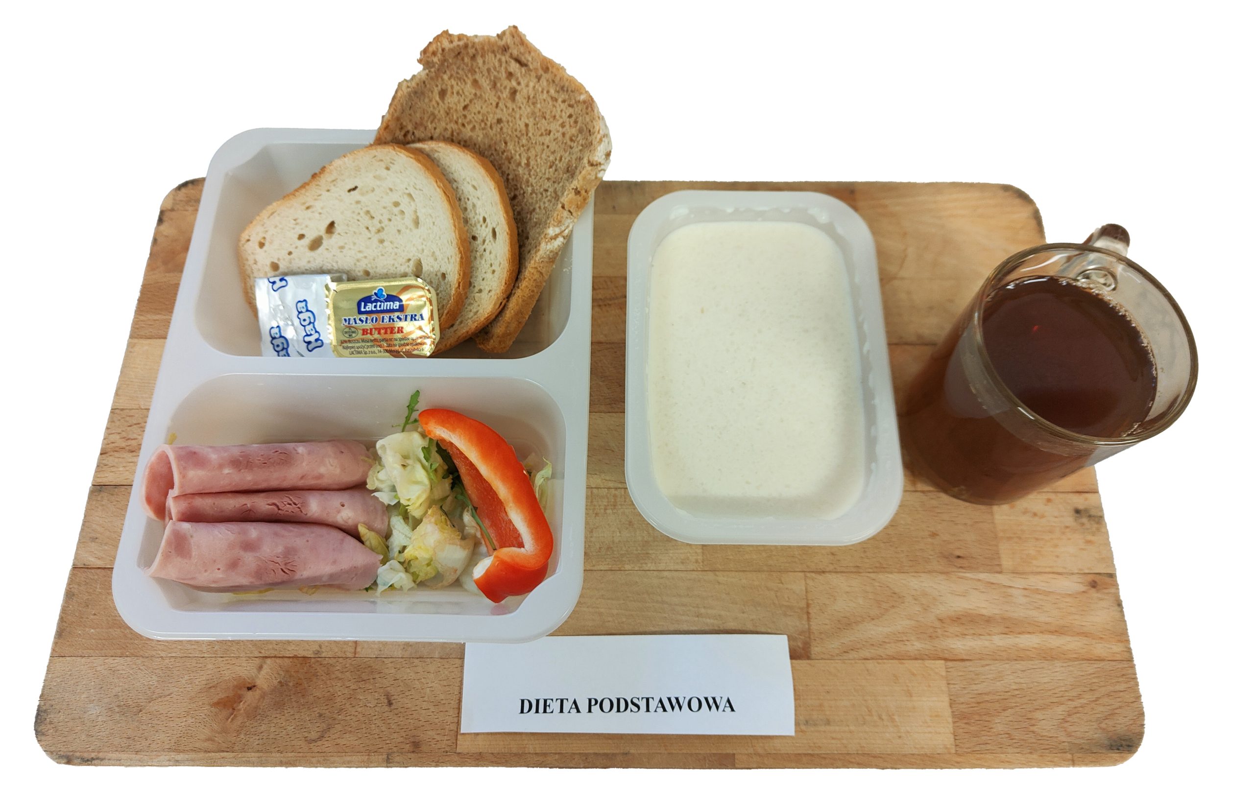 Śniadanie w diecie podstawowej: pieczywo pszenne i razowe z masłem, wędlina, sałata z papryką, jogurt naturalny oraz herbata
