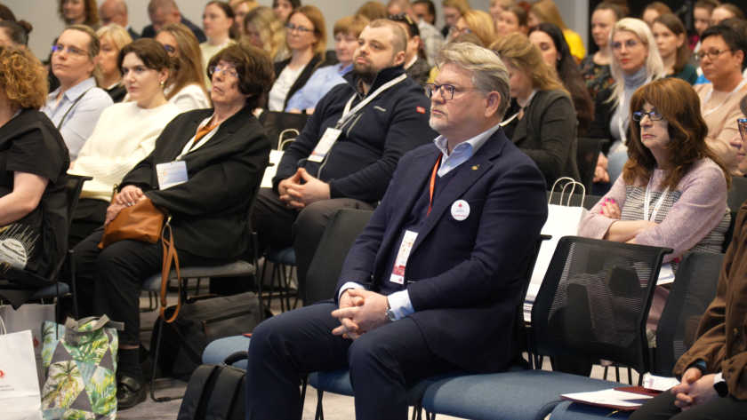 Uczestnicy sympozjum siedzą na widowni i słuchają prelekcji. W pierwszym rzędzie widoczny jest lekarz Jacek Graliński oraz inni uczestnicy wydarzenia