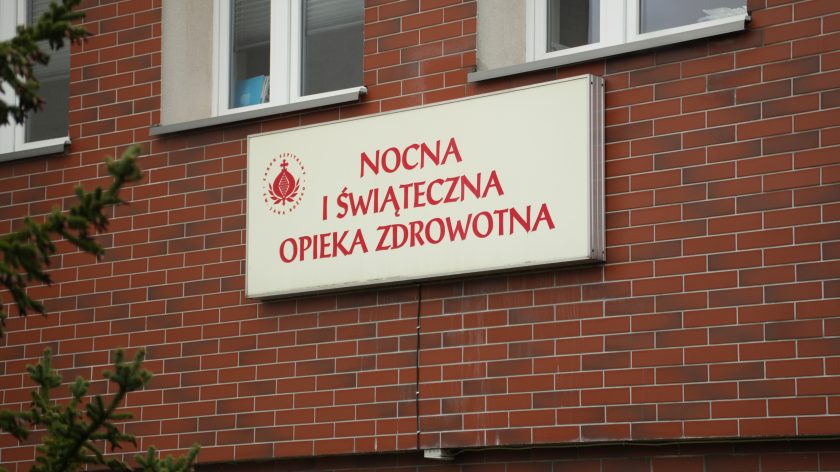 Tablica na budynku z napisem „Nocna i świąteczna opieka zdrowotna”