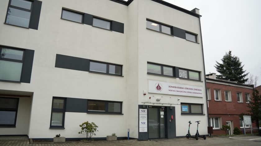 Budynek Bonifraterskiego Ośrodka Zdrowia z wejściem do nocnej i świątecznej opieki zdrowotnej