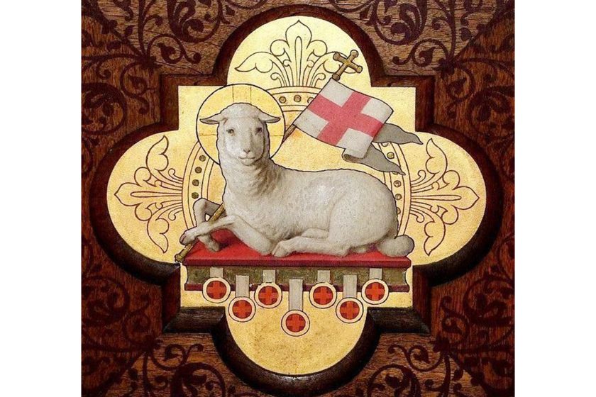 Symbol Baranka Bożego – biały baranek z chorągwią zwycięstwa, przedstawiony na ozdobnym tle jako znak Zmartwychwstania Chrystusa