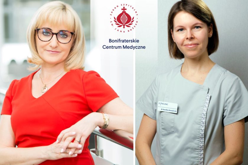 Na grafice widoczne są dwa portrety kobiet zestawione obok siebie, rozdzielone jasnym panelem z logo i nazwą placówki. Po lewej stronie znajduje się kobieta w średnim wieku o jasnych, blond włosach sięgających ramion i prostych grzywkach. Ma na sobie elegancką, dopasowaną sukienkę w intensywnym czerwonym kolorze. Nosi okulary o ciemnych oprawkach oraz delikatną biżuterię – naszyjnik i zegarek. Opiera się swobodnie o metalową balustradę, splatając dłonie, i patrzy bezpośrednio w obiektyw z lekkim, profesjonalnym uśmiechem. Tło jest jasne, rozmyte, sugerujące nowoczesne wnętrze. Po prawej stronie widoczna jest młodsza kobieta o krótkich, brązowych włosach, ubrana w jasnoszary strój medyczny. Na piersi ma przypięty identyfikator z imieniem i nazwiskiem. Stoi na tle jednolitej, jasnej ściany, patrząc wprost w obiektyw z łagodnym, spokojnym uśmiechem. Jej postawa jest wyprostowana, ręce złożone przed sobą. Pomiędzy zdjęciami, na jasnym tle, umieszczono czerwone logo Zakonu Szpitalnego św. Jana Bożego oraz napis „Bonifraterskie Centrum Medyczne”