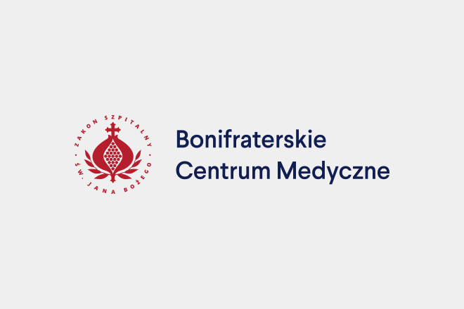 Logotyp Bonifraterskiego Centrum Medycznego wycentrowany w szarym prostokącie na lekko szarym tle