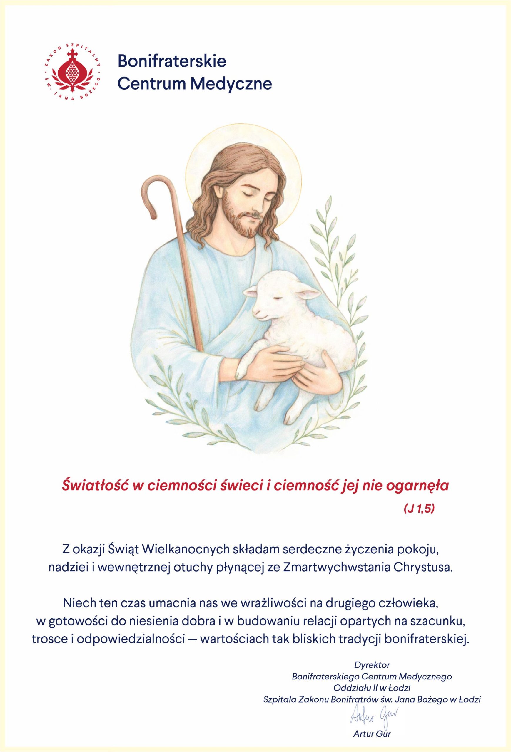Ilustracja Jezusa Dobrego Pasterza trzymającego na rękach białą owcę, z pasterską laską i delikatną aureolą wokół głowy. Nad ilustracją widnieje logo oraz nazwa Bonifraterskiego Centrum Medycznego. Poniżej zamieszczono wielkanocne życzenia oraz cytat biblijny: „Światłość w ciemności świeci i ciemność jej nie ogarnęła (J 1,5)