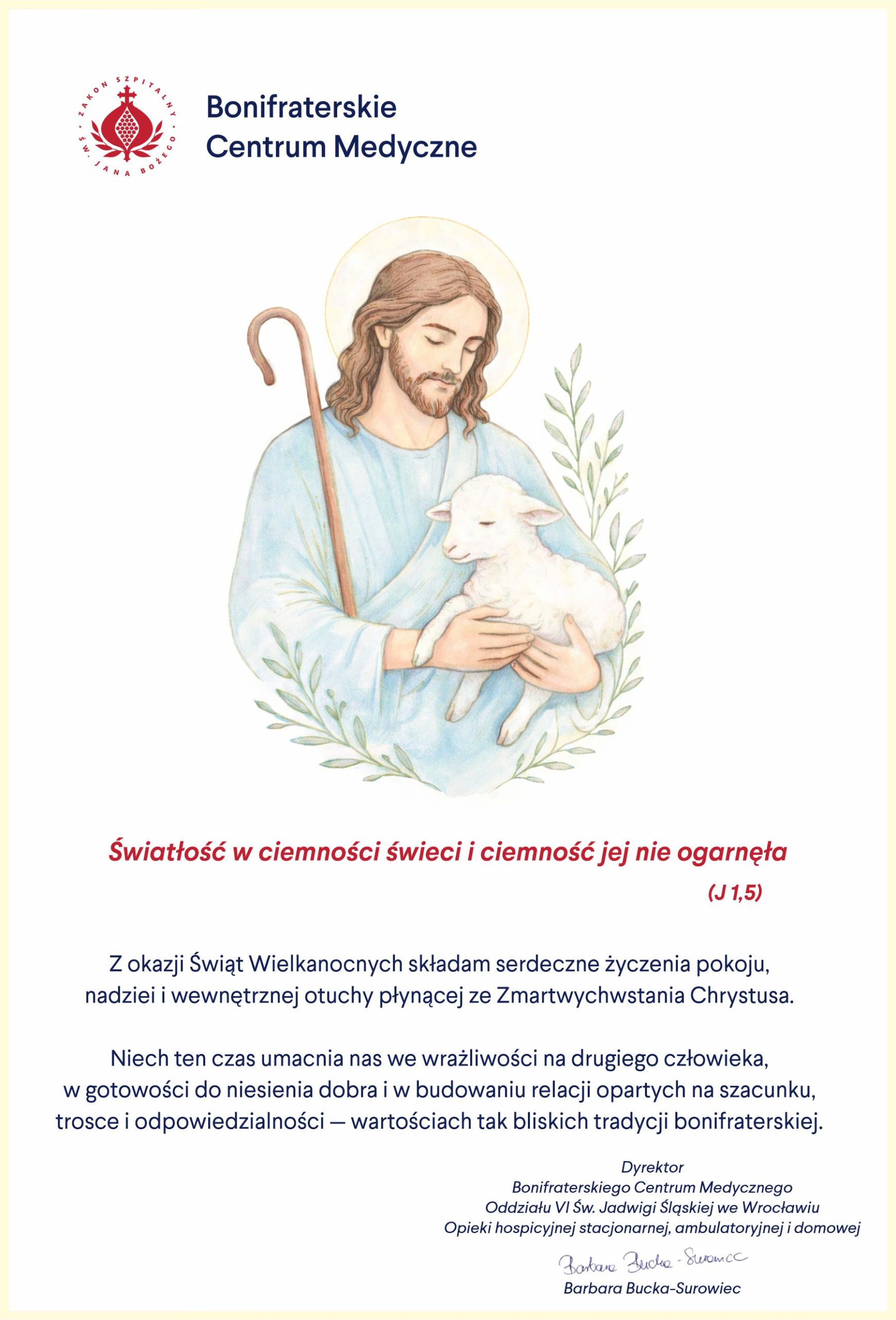 Ilustracja Jezusa Dobrego Pasterza trzymającego na rękach białą owcę, z pasterską laską i delikatną aureolą wokół głowy. Nad ilustracją widnieje logo oraz nazwa Bonifraterskiego Centrum Medycznego. Poniżej zamieszczono wielkanocne życzenia oraz cytat biblijny: „Światłość w ciemności świeci i ciemność jej nie ogarnęła (J 1,5)