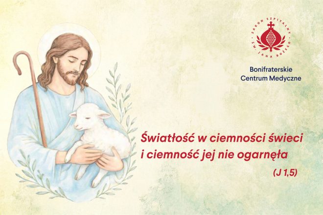 Grafika przedstawiająca Jezusa Dobrego Pasterza trzymającego owcę na tle jasnego, teksturowanego tła. Po prawej stronie znajduje się logo oraz nazwa Bonifraterskiego Centrum Medycznego, a także wyróżniony czerwonym kolorem cytat: „Światłość w ciemności świeci i ciemność jej nie ogarnęła (J 1,5)”