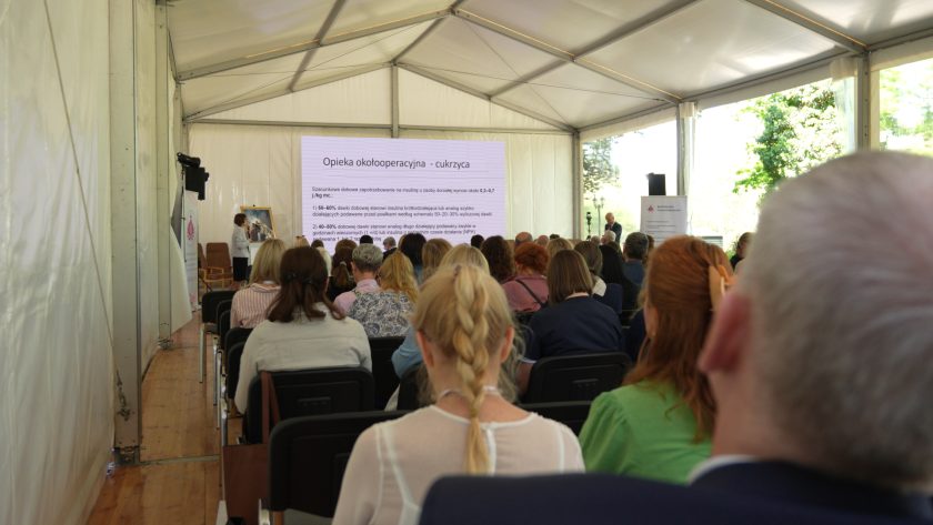 Sala konferencyjna wypełniona uczestnikami wykładów poświęconych zagadnieniom chirurgii, diabetologii i rehabilitacji