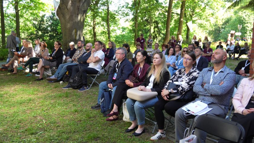 Uczestnicy konferencji biorą udział w sesji plenerowej organizowanej w otoczeniu parku przy Bonifraterskim Centrum Medycznym