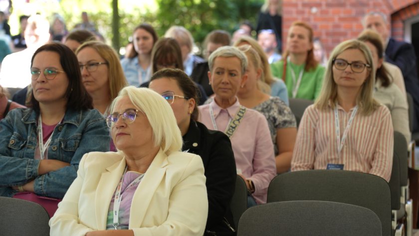 Goście i uczestnicy XIII Bonifraterskich Spotkań z Rehabilitacją rozmawiają podczas przerwy networkingowej na terenie ośrodka