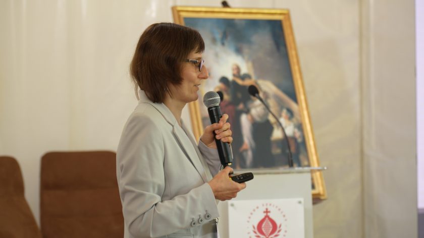 Prelegent omawia zagadnienia związane z chirurgią naczyniową i opieką nad pacjentami podczas XIII Bonifraterskich Spotkań z Rehabilitacją