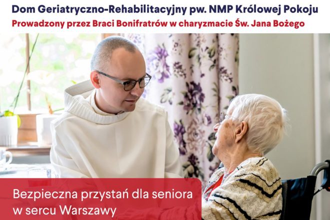 Grafika promująca Dom Geriatryczno-Rehabilitacyjny pw. NMP Królowej Pokoju prowadzony przez Braci Bonifratrów. W górnej części znajduje się nazwa placówki oraz napis „Prowadzony przez Braci Bonifratrów w charyzmacie Św. Jana Bożego”. Centralne zdjęcie przedstawia brata bonifratrę w białym habicie rozmawiającego ze starszą kobietą siedzącą na wózku inwalidzkim. Spotkanie odbywa się w jasnym, przytulnym wnętrzu z oknem i kwiatowymi zasłonami w tle. Na czerwonym pasku widnieje hasło „Bezpieczna przystań dla seniora w sercu Warszawy”. Grafika podkreśla troskliwą opiekę, bezpieczeństwo i życzliwą atmosferę domu dla seniorów