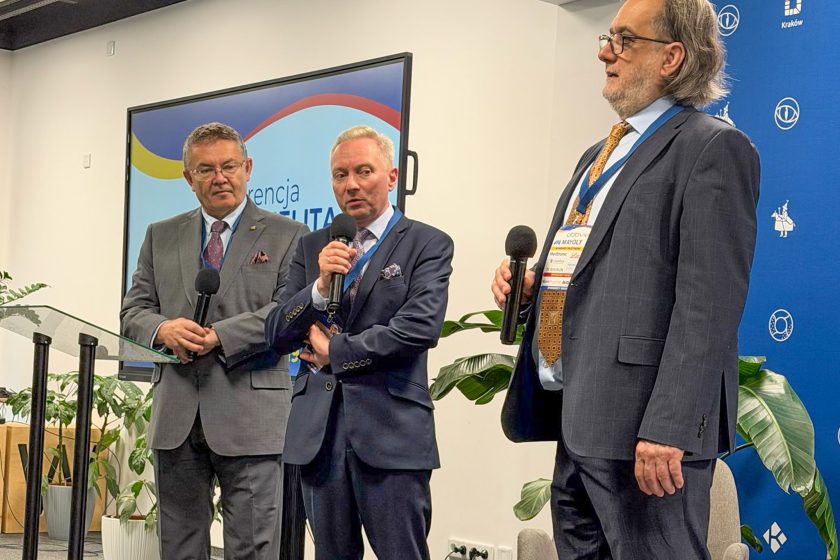 Panel dyskusyjny podczas konferencji edukacyjnej. Trzech ekspertów reprezentujących środowisko medyczne i samorządowe odpowiada na pytania uczestników oraz rozmawia o profilaktyce chorób jelita grubego