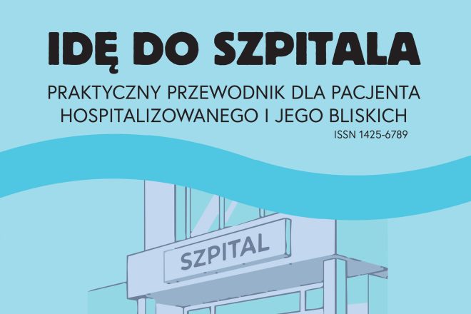 Grafika przedstawia okładkę publikacji utrzymaną w jasnoniebieskiej kolorystyce. W górnej części znajduje się duży, pogrubiony czarny napis: „IDĘ DO SZPITALA”. Poniżej umieszczono podtytuł: „PRAKTYCZNY PRZEWODNIK DLA PACJENTA HOSPITALIZOWANEGO I JEGO BLISKICH”. Po prawej stronie widnieje numer ISSN: „1425-6789”. Środkową część grafiki przecinają dwie faliste turkusowe wstęgi. W dolnej części znajduje się ilustracja przedstawiająca wejście do budynku szpitala z zadaszeniem oraz tablicą z napisem „SZPITAL”. Ilustracja utrzymana jest w odcieniach błękitu i szarości. Całość ma nowoczesny, minimalistyczny charakter i przypomina okładkę poradnika dla pacjentów