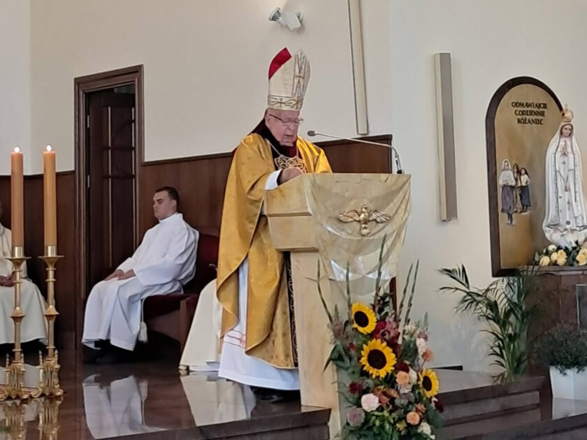 Biskup przemawia przy ambonie podczas uroczystej Mszy Świętej. W tle widoczny obraz Chrystusa oraz figura Matki Bożej.