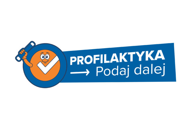 Logo akcji „Profilaktyka – Podaj dalej”. Po lewej znajduje się uśmiechnięta, pomarańczowa postać z symbolem białego haczyka, trzymająca zwiniętą kartkę. Po prawej na niebieskim tle widnieje biały napis „PROFILAKTYKA – Podaj dalej”.